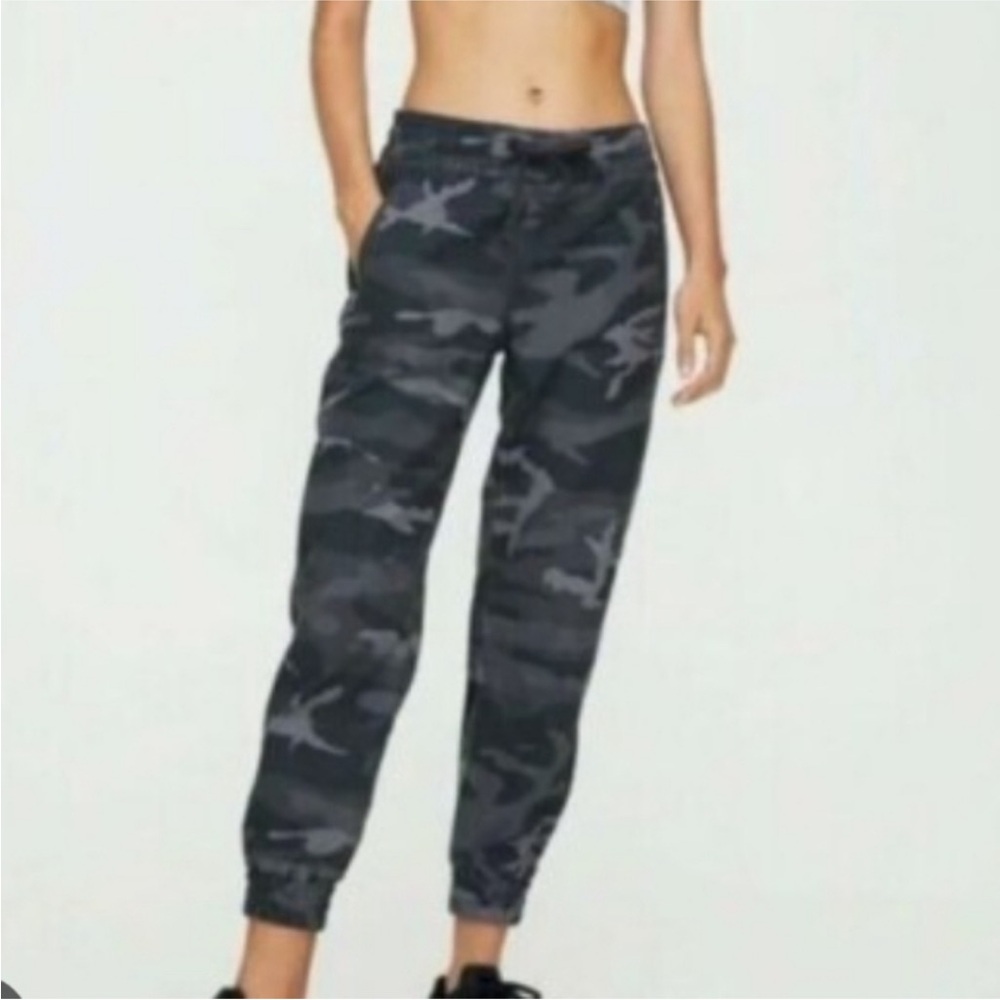 TNA Aritzia grey, camo, Alix joggers. Size Large. Zip pockets and drawstring.